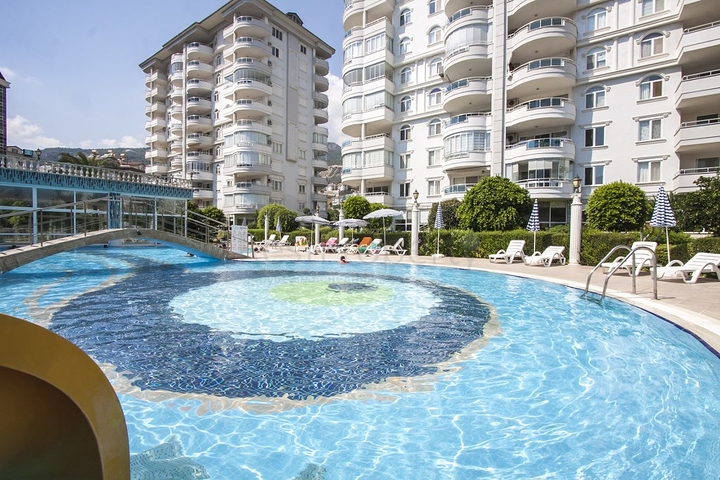 Большой пентхаус с видом на горы и море в Джикджилли