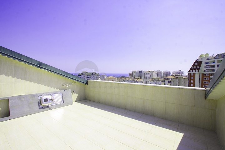 Большой пентхаус с видом на горы и море в Джикджилли