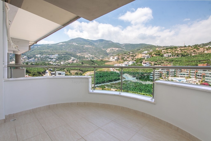 Большой пентхаус с видом на горы и море в Джикджилли