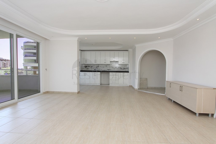 Большой пентхаус с видом на горы и море в Джикджилли