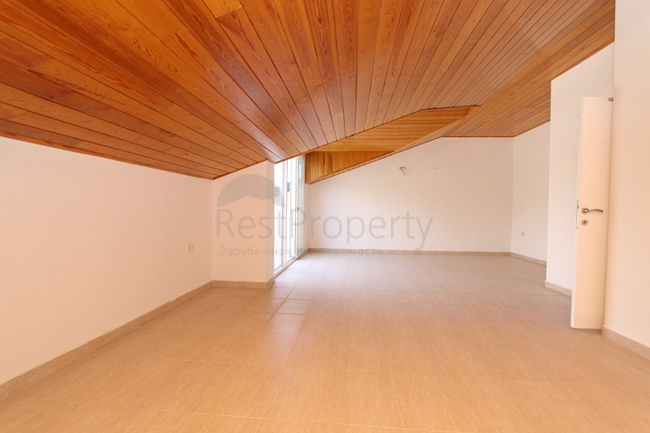 Большой пентхаус с видом на горы и море в Джикджилли