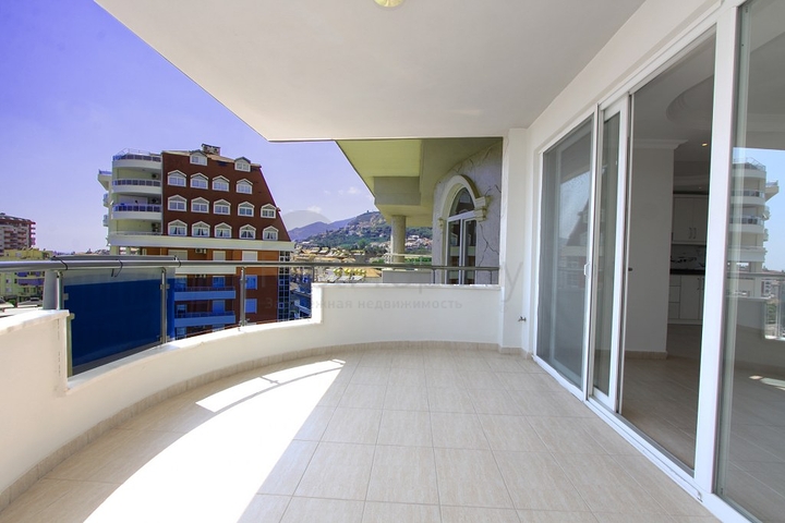Большой пентхаус с видом на горы и море в Джикджилли