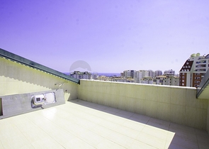 Большой пентхаус с видом на горы и море в Джикджилли