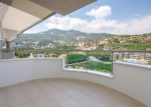 Большой пентхаус с видом на горы и море в Джикджилли