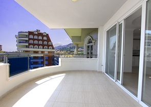 Большой пентхаус с видом на горы и море в Джикджилли