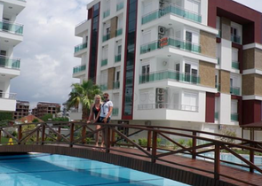 Квартира 1+1 с видом на бассейн в комплексе в Хурме Анталья