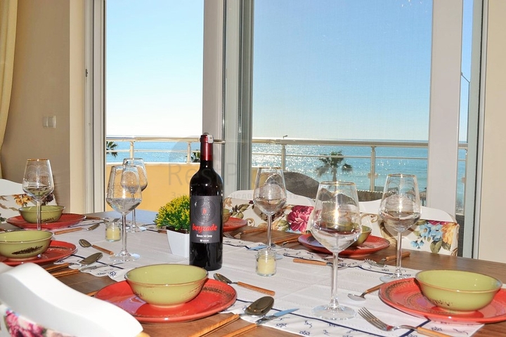 Квартира планировки 2+1 на первой береговой линии в Махмутларе