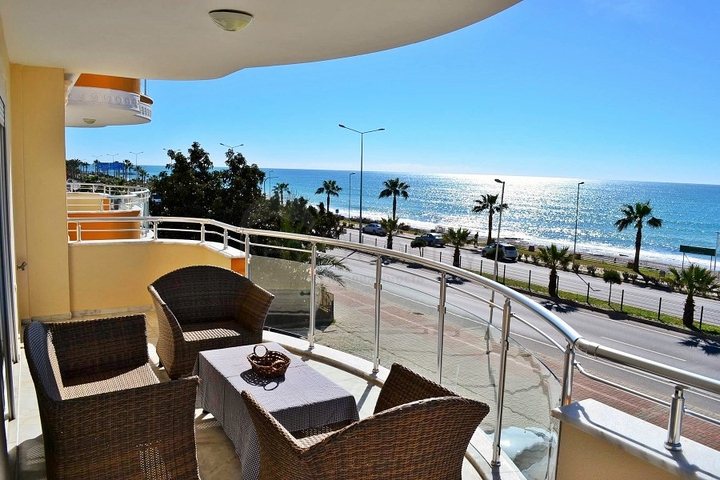 Квартира планировки 2+1 на первой береговой линии в Махмутларе