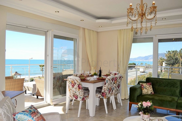 Квартира планировки 2+1 на первой береговой линии в Махмутларе