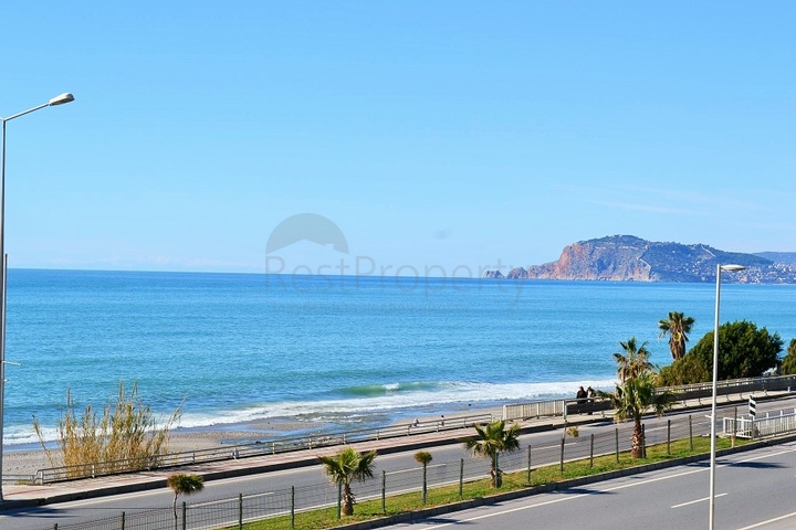 Квартира планировки 2+1 на первой береговой линии в Махмутларе