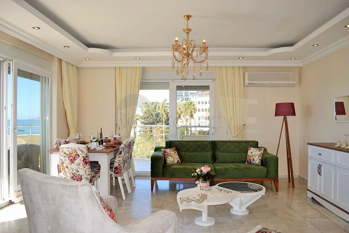 Квартира планировки 2+1 на первой береговой линии в Махмутларе