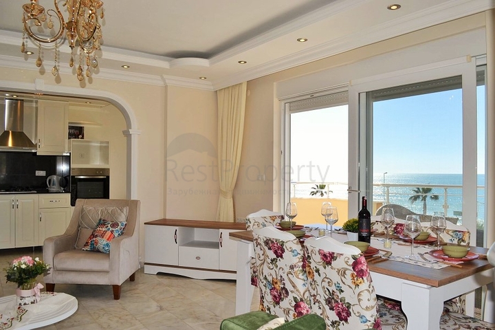 Квартира планировки 2+1 на первой береговой линии в Махмутларе