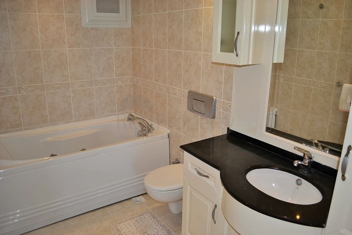 Квартира планировки 2+1 на первой береговой линии в Махмутларе