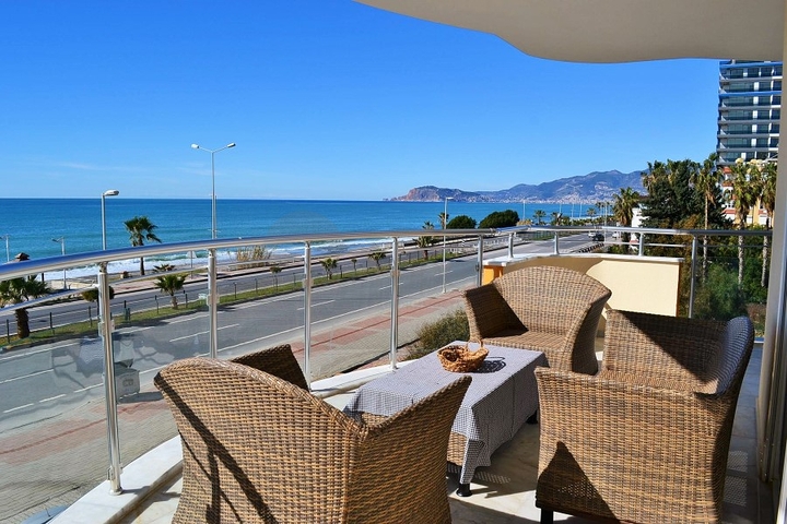 Квартира планировки 2+1 на первой береговой линии в Махмутларе