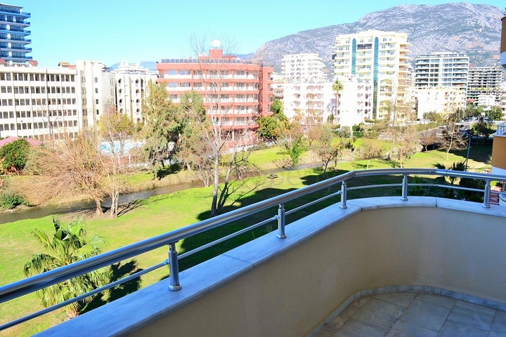 Квартира планировки 2+1 на первой береговой линии в Махмутларе