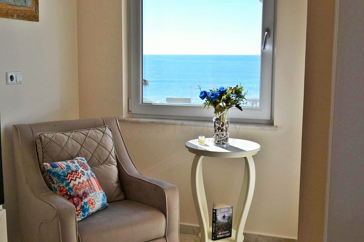 Квартира планировки 2+1 на первой береговой линии в Махмутларе