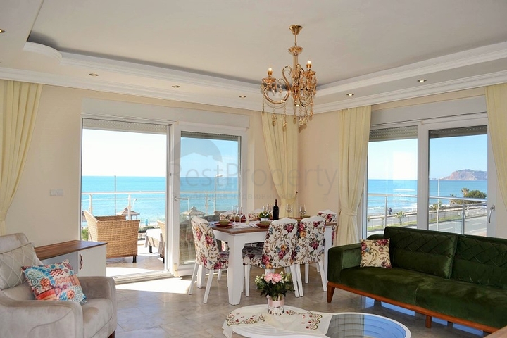 Квартира планировки 2+1 на первой береговой линии в Махмутларе