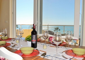 Квартира планировки 2+1 на первой береговой линии в Махмутларе