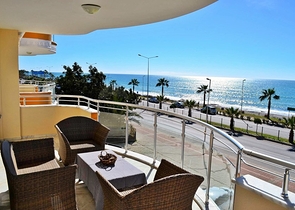 Квартира планировки 2+1 на первой береговой линии в Махмутларе