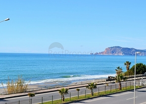 Квартира планировки 2+1 на первой береговой линии в Махмутларе