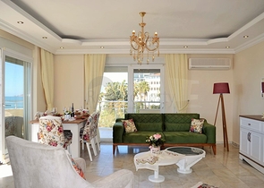 Квартира планировки 2+1 на первой береговой линии в Махмутларе