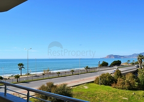 Квартира планировки 2+1 на первой береговой линии в Махмутларе