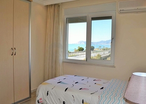 Квартира планировки 2+1 на первой береговой линии в Махмутларе