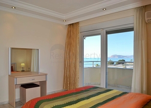 Квартира планировки 2+1 на первой береговой линии в Махмутларе