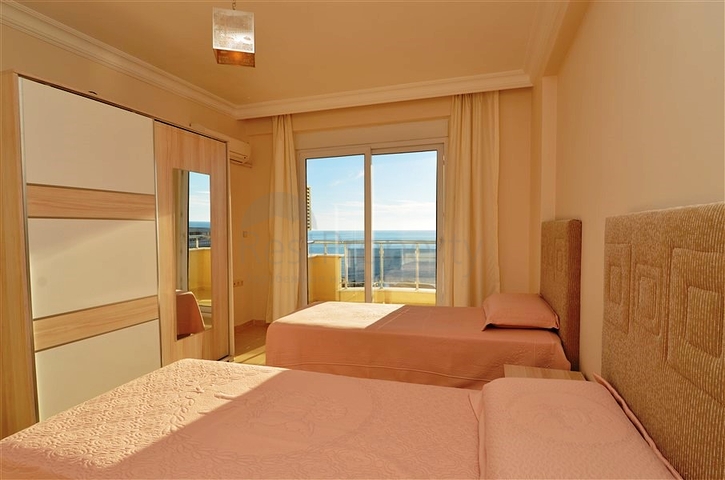 Большая двухуровневая квартира с видом на море в Махмутларе