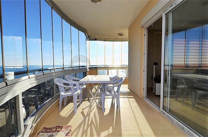 Большая двухуровневая квартира с видом на море в Махмутларе