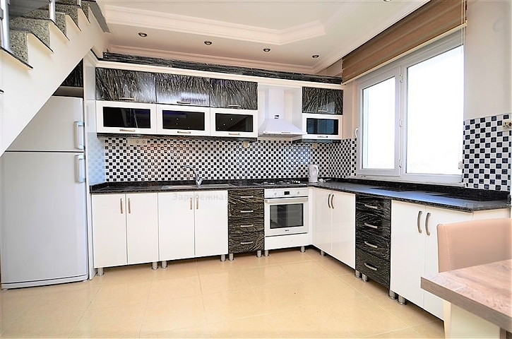 Большая двухуровневая квартира с видом на море в Махмутларе