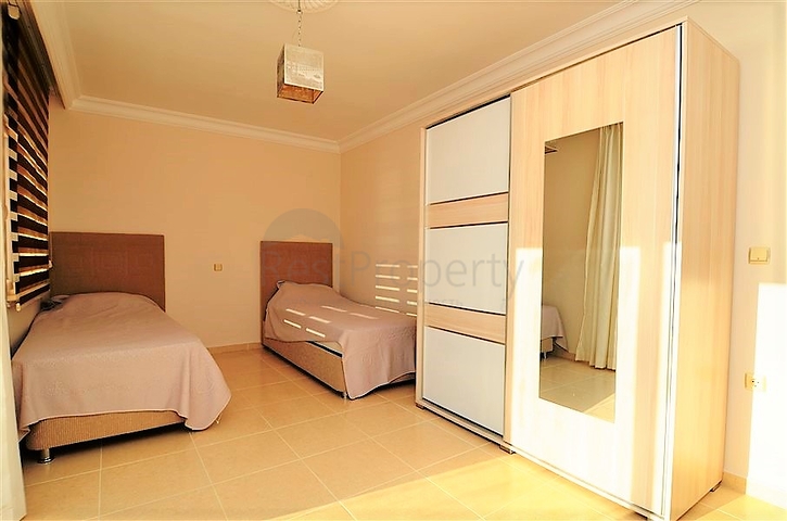 Большая двухуровневая квартира с видом на море в Махмутларе