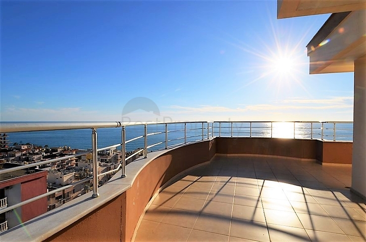 Большая двухуровневая квартира с видом на море в Махмутларе