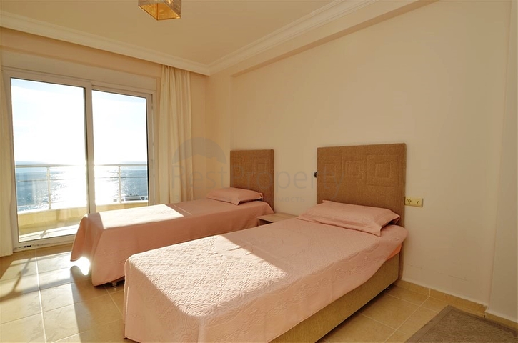 Большая двухуровневая квартира с видом на море в Махмутларе