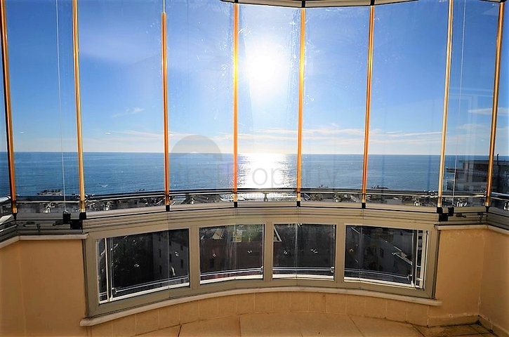 Большая двухуровневая квартира с видом на море в Махмутларе