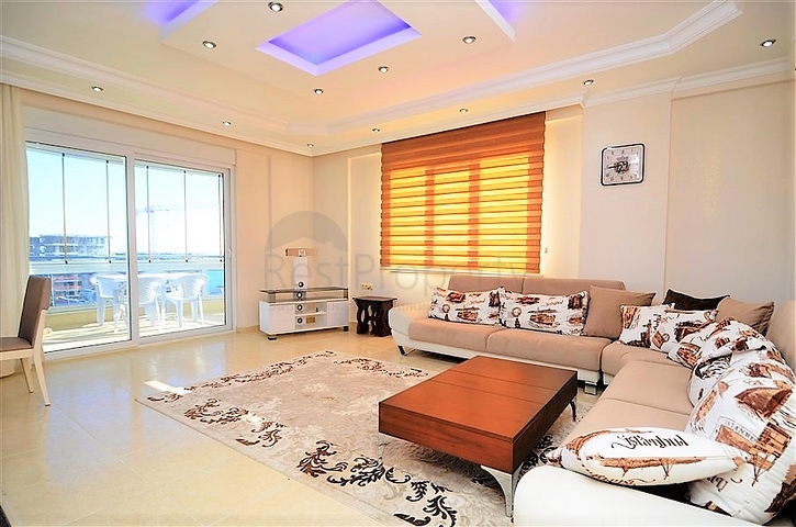 Большая двухуровневая квартира с видом на море в Махмутларе