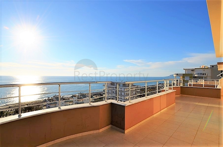 Большая двухуровневая квартира с видом на море в Махмутларе