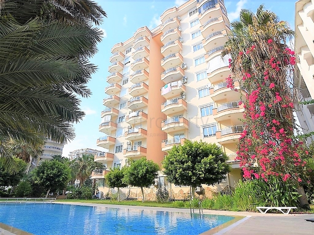 Большая двухуровневая квартира с видом на море в Махмутларе