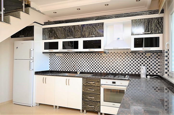 Большая двухуровневая квартира с видом на море в Махмутларе