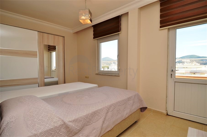 Большая двухуровневая квартира с видом на море в Махмутларе