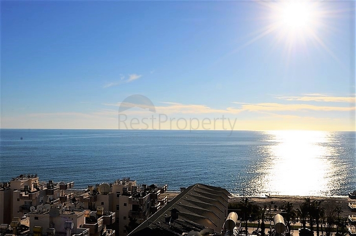 Большая двухуровневая квартира с видом на море в Махмутларе