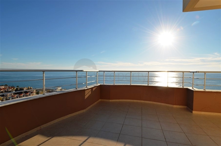 Большая двухуровневая квартира с видом на море в Махмутларе