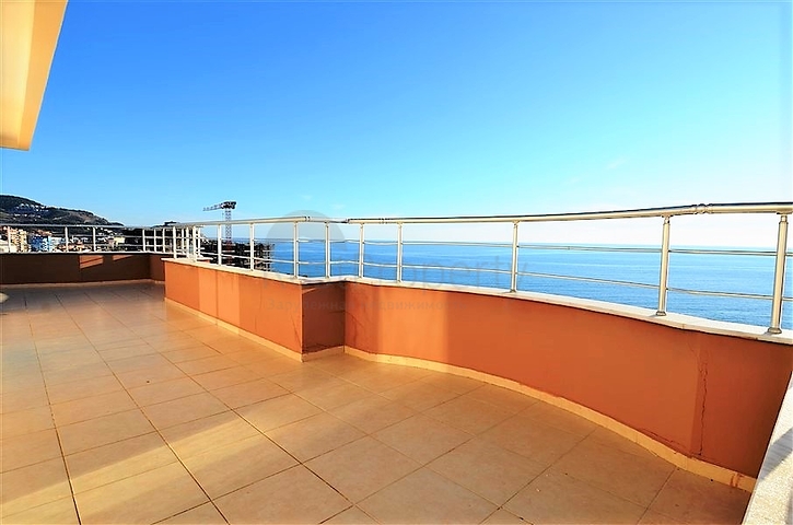 Большая двухуровневая квартира с видом на море в Махмутларе