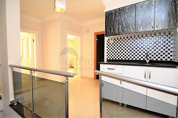 Большая двухуровневая квартира с видом на море в Махмутларе