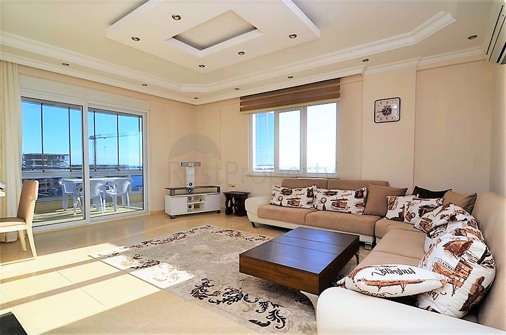 Большая двухуровневая квартира с видом на море в Махмутларе