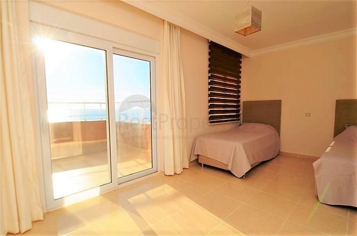 Большая двухуровневая квартира с видом на море в Махмутларе