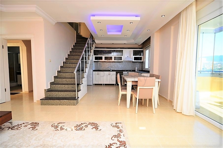 Большая двухуровневая квартира с видом на море в Махмутларе