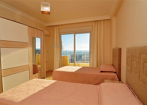 Большая двухуровневая квартира с видом на море в Махмутларе