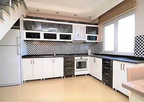 Большая двухуровневая квартира с видом на море в Махмутларе