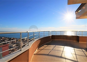 Большая двухуровневая квартира с видом на море в Махмутларе